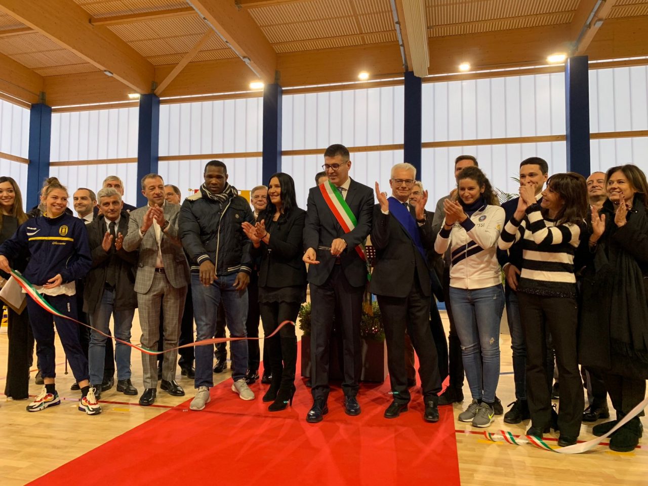 La grande festa a Orio al Serio per il nuovo palazzetto dello sport da 4,9 milioni