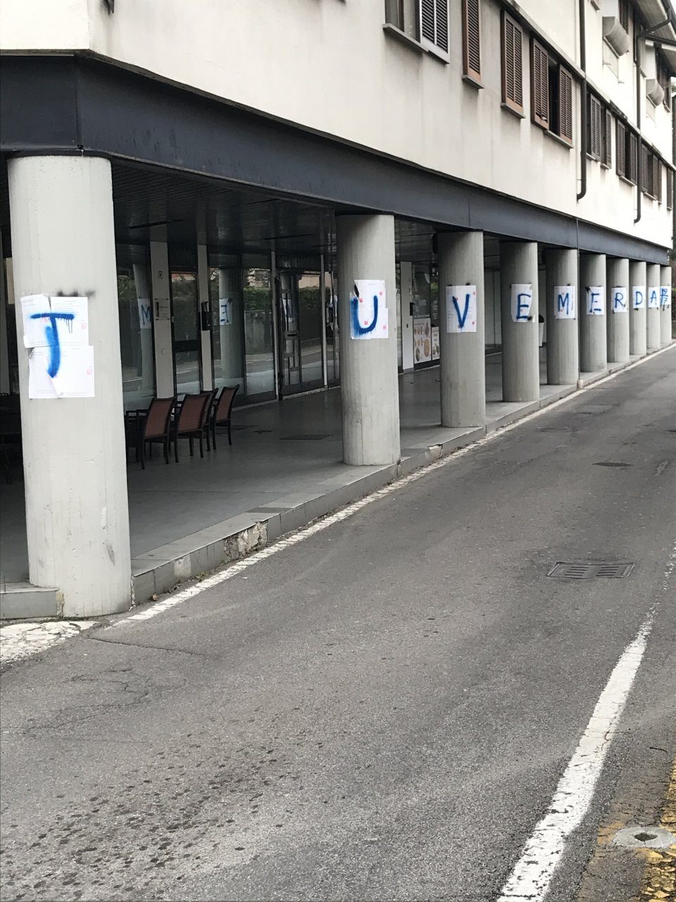 Poesie contro «Juve m***a»: è l’avvincente guerra sui muri in corso a Osio Sotto