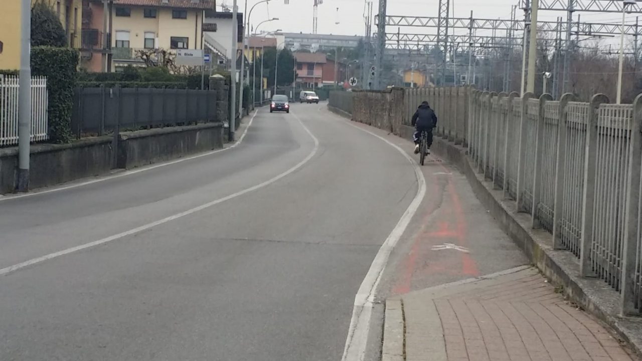 A piedi e in bici da Locate si rischia grosso. I cittadini chiedono interventi