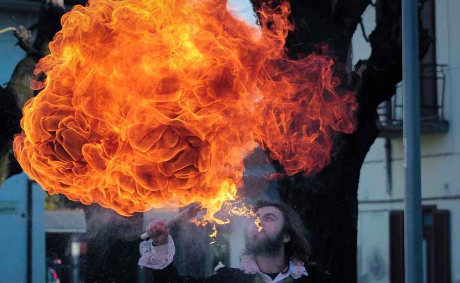 Carnevale, Bergamo in maschera: artisti di strada sul Sentierone