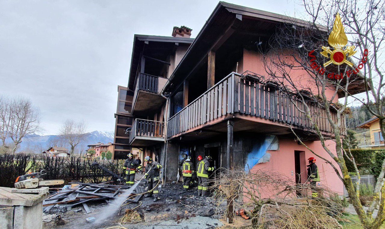 Le immagini dell’incendio in una villetta a Cerete domato dai Vigili del Fuoco