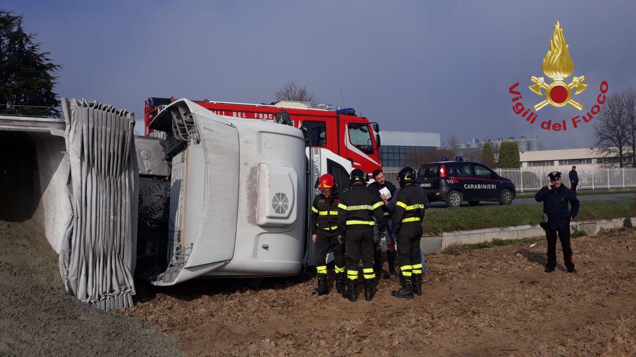 Camion esce di strada a Ghisalba e si ribalta. Sul posto i volontari dei Vigili del Fuoco