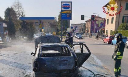 Automobile si incendia in via Gavazzeni. Sul posto i Vigili del Fuoco