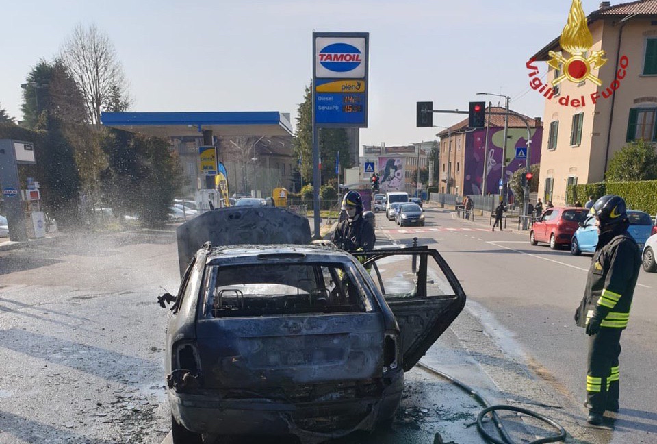 Automobile si incendia in via Gavazzeni. Sul posto i Vigili del Fuoco