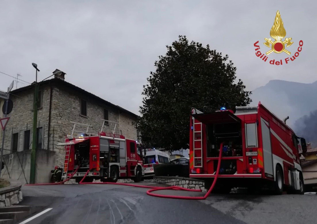 A fuoco la canna fumaria di una casa ad Albino. Sul posto tre mezzi dei Vigili del Fuoco