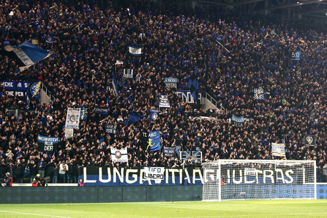 Le foto dei tifosi allo stadio per Atalanta-Roma 2-1: quando la Curva canta, Bergamo è un fortino