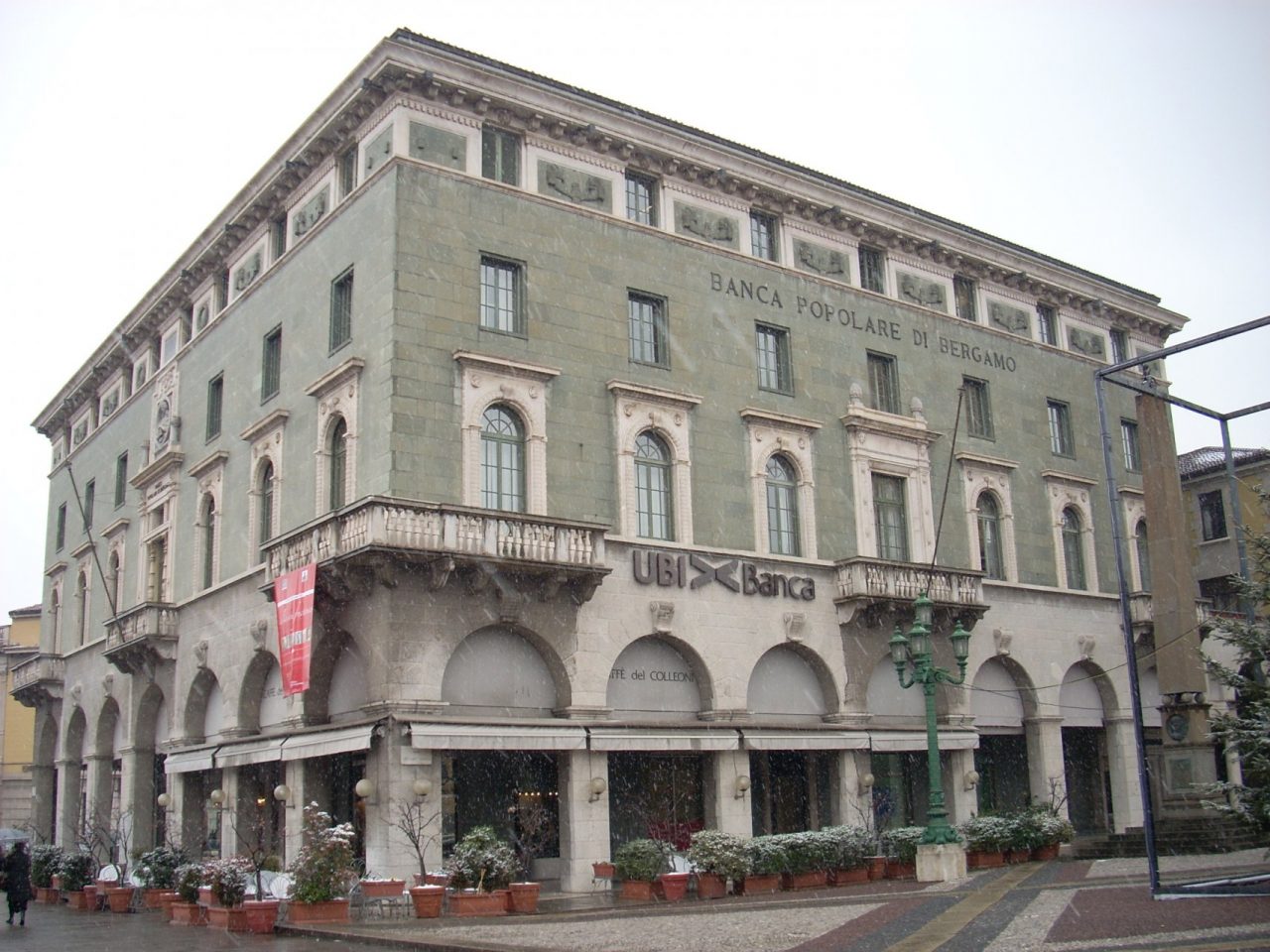 Gli azionisti storici di Ubi stroncano l’offerta di Intesa: «Ostile e inaccettabile»