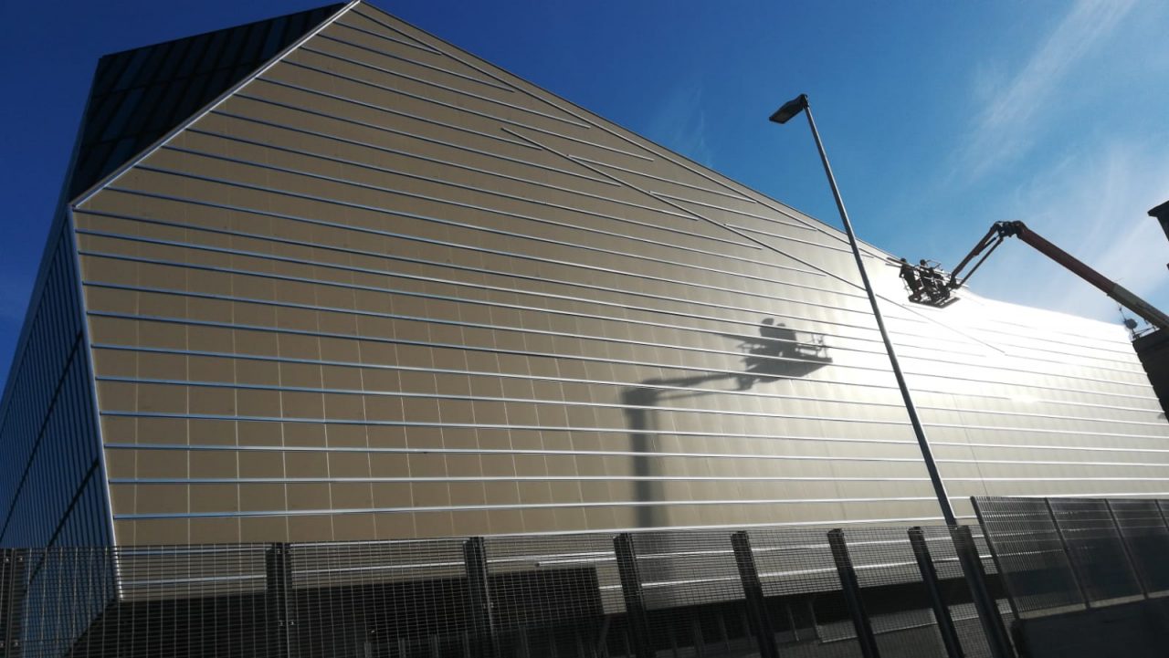 Allo stadio non ci si ferma nemmeno durante la Champions: montati i supporti per i pannelli bronzati