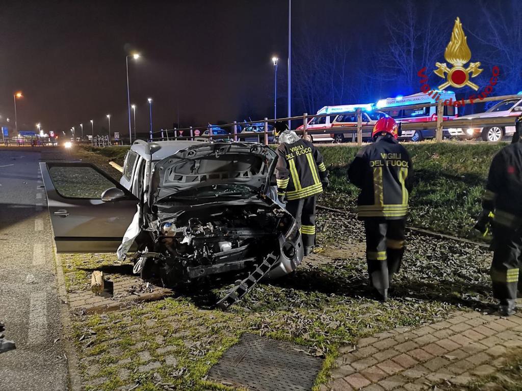 Tragico schianto nella notte a Bergamo: muore una giovane di Valbrembo, tre feriti