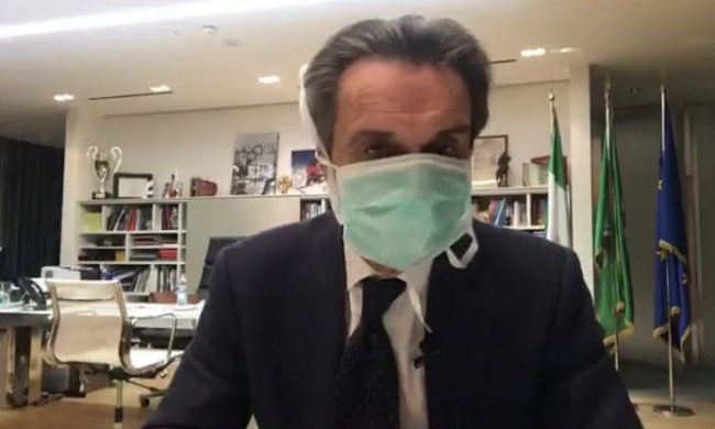 Dopo le critiche per la mascherina, il governatore Fontana spiega: «Non è esibizionismo»