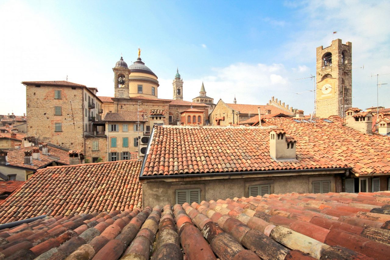 Quel portone di un appartamento (in vendita) che divide la Città Alta di oggi da quella di ieri