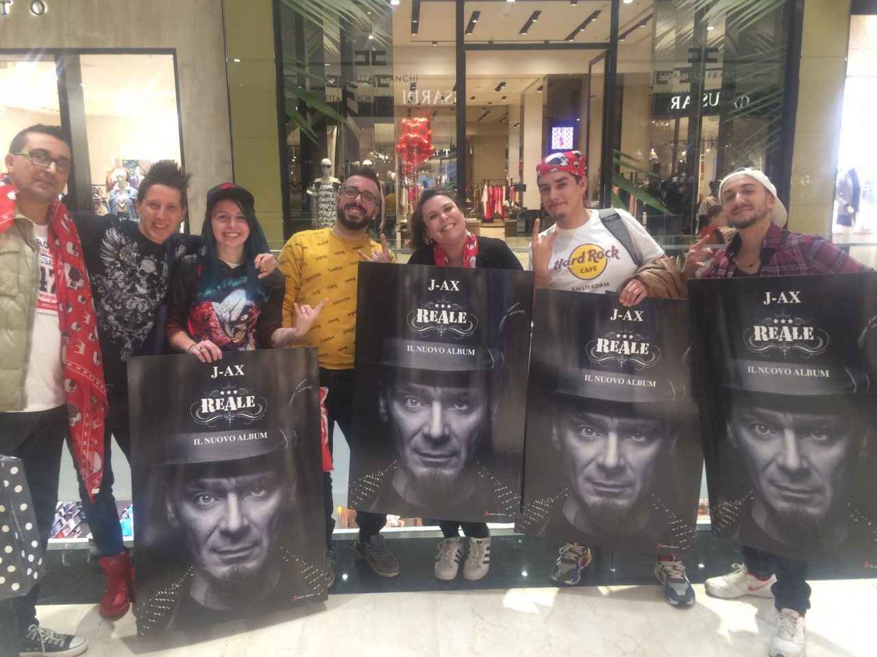 J-Ax, che festa a Oriocenter! Fan anche dalla Sardegna, concerto unplugged (ma non troppo)