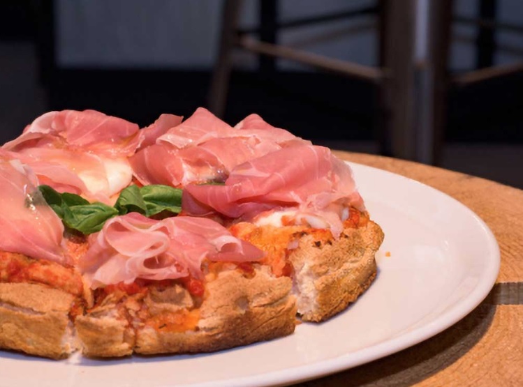 Piazza della Libertà, locale stile “Giulietta Vintage Pizza” di Mozzo