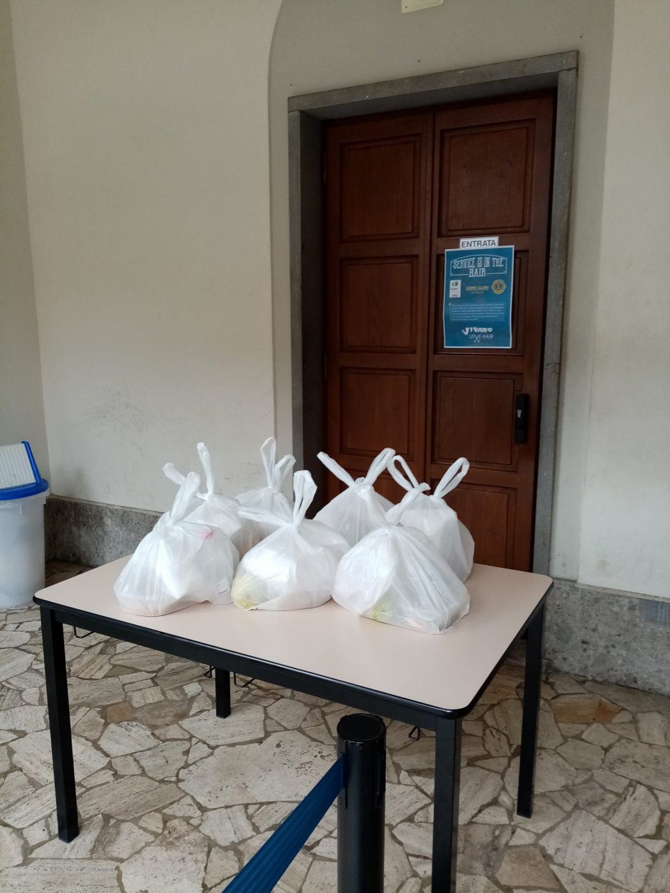 È chiusa, ma la Mensa dei Poveri dei Cappuccini continua a dare cibo grazie ai volontari