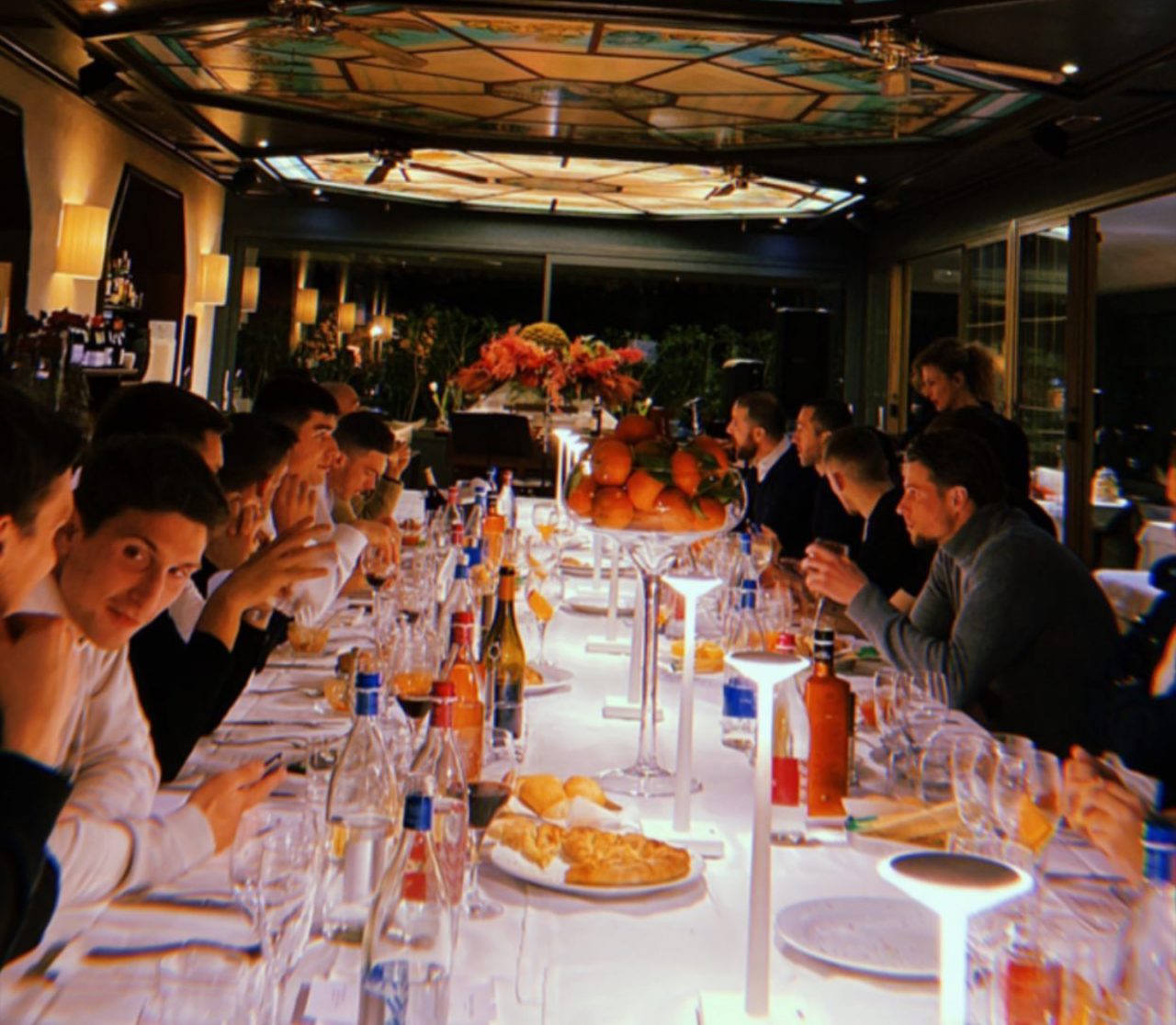 Tavolata, un microfono e tanti sorrisi: il video della festa dei giocatori dell’Atalanta