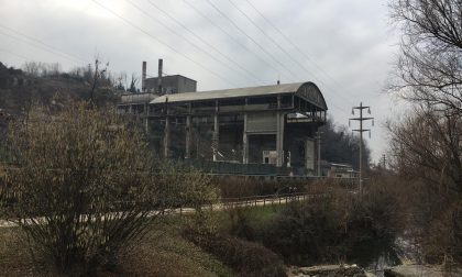 Il video dell’abbattimento dell’ex Italcementi ad Albino (ma nessuno ha chiuso le strade)