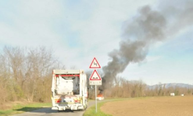 Auto in fiamme nella Bassa, intervengono i Vigili del Fuoco