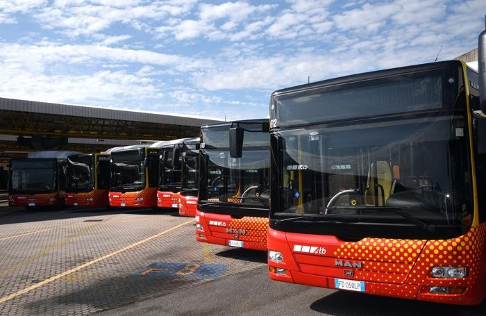 Al via il servizio estivo di autobus e tram: nuovi orari, nuova frequenza e servizio serale