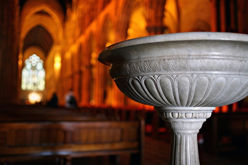 Svuotate le acquasantiere e a funerali e matrimoni niente scambio della pace