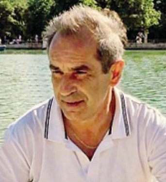 Muore in giardino. Aveva 57 anni. Oggi i funerali