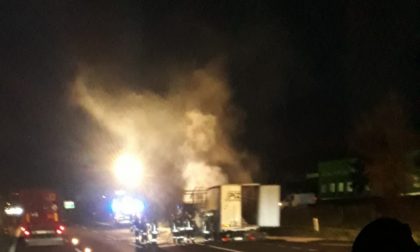 Camion prende fuoco a Palazzolo. Chiusa la A4 per Milano