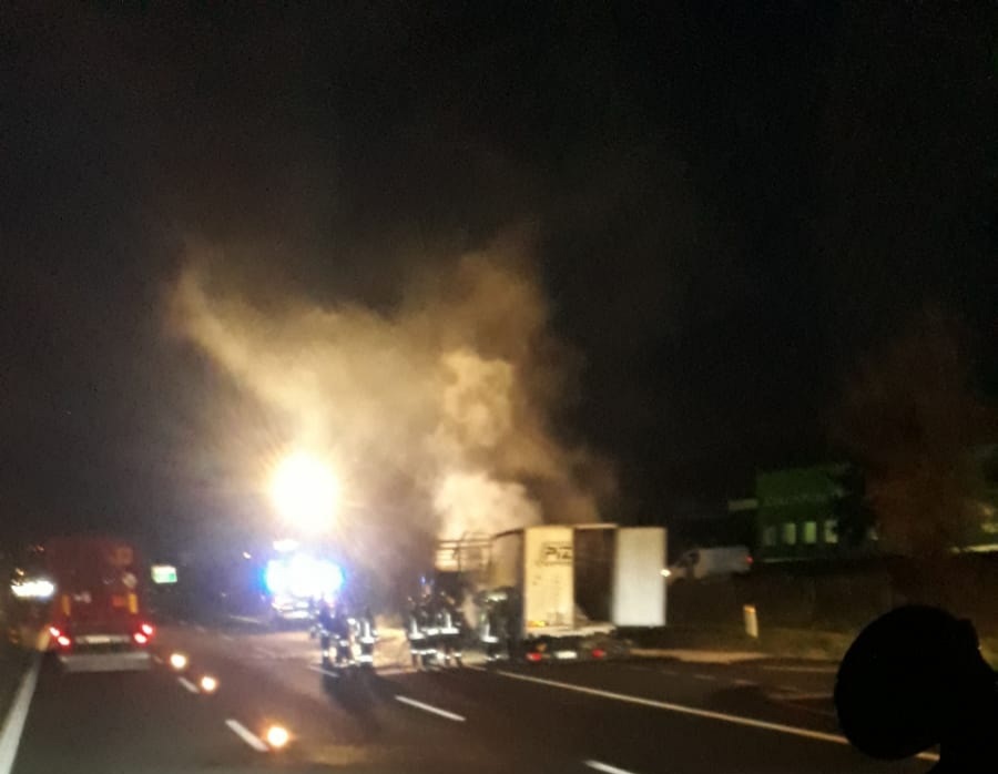 Camion prende fuoco a Palazzolo. Chiusa la A4 per Milano