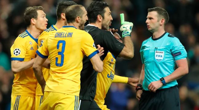 Atalanta-Valencia: arbitra Oliver, quello del «bidone dell’immondizia al posto del cuore»