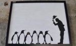 Piazza Vecchia, spunta un misterioso quadro: omaggio in stile Banksy ai Pinguini Tattici Nucleari
