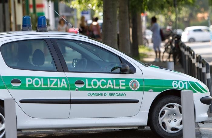 Bimba di 8 anni attraversa la strada tra le auto ferme e rimane investita. È grave
