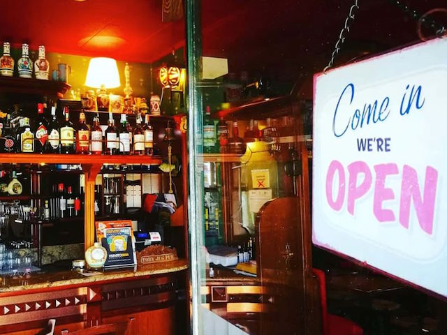 Bar e locali chiusi dopo le 18, precisazione: aperti ma solo con servizio al tavolo