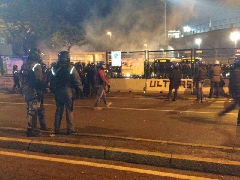 Ha lanciato un fumogeno in campo contro la Roma, Daspo a un tifoso dell’Atalanta