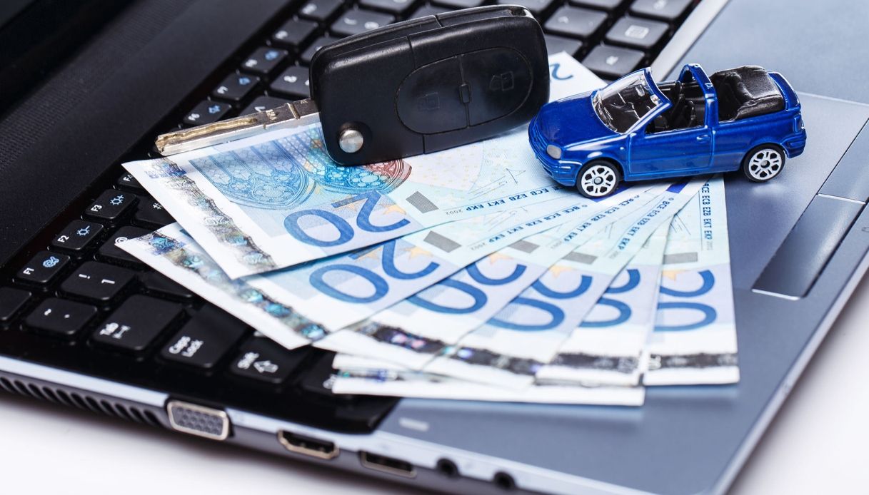 Finge di pagare e se ne va con l’auto: già 27 le vittime di un truffatore seriale