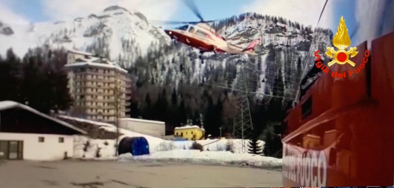 Il video dell’intervento dei Vigili del Fuoco per salvare quattro amici bloccati sopra Foppolo