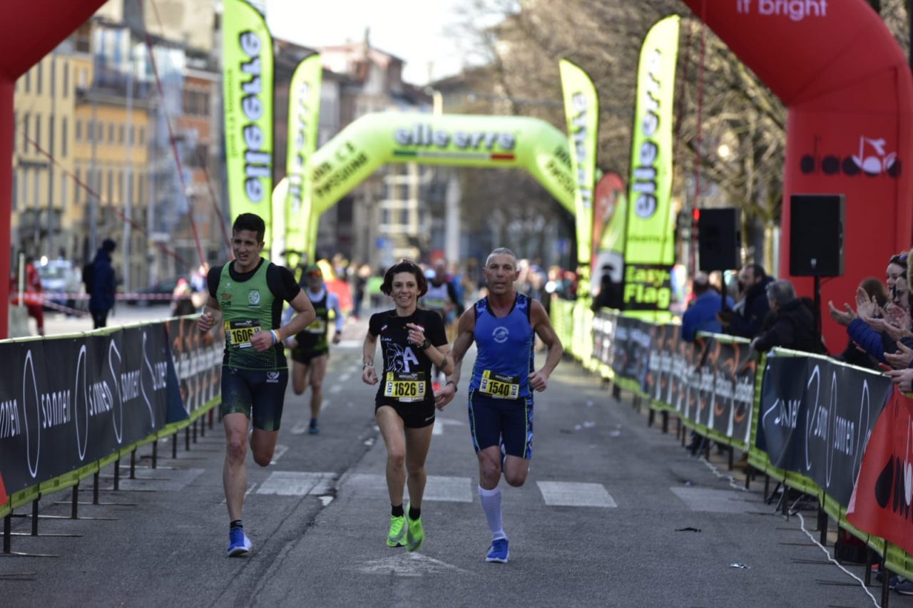 La carica dei tremila (di corsa) della Bergamo City Run: foto e risultati