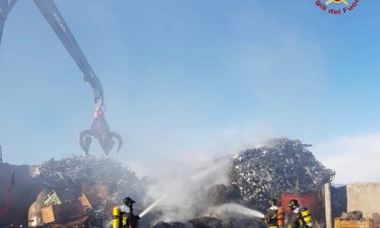 Vanno in fiamme ferro e acciaio: incendio in una discarica a Castel Rozzone