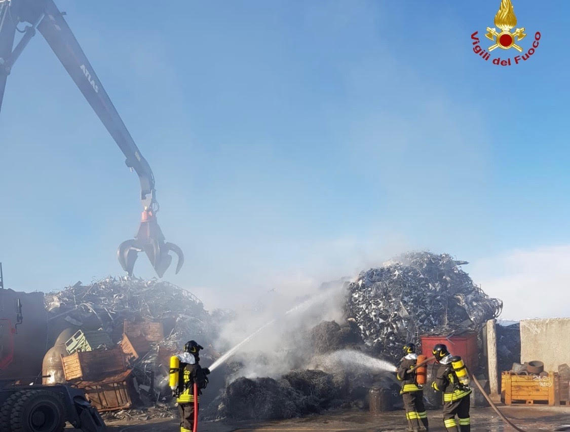 Vanno in fiamme ferro e acciaio: incendio in una discarica a Castel Rozzone