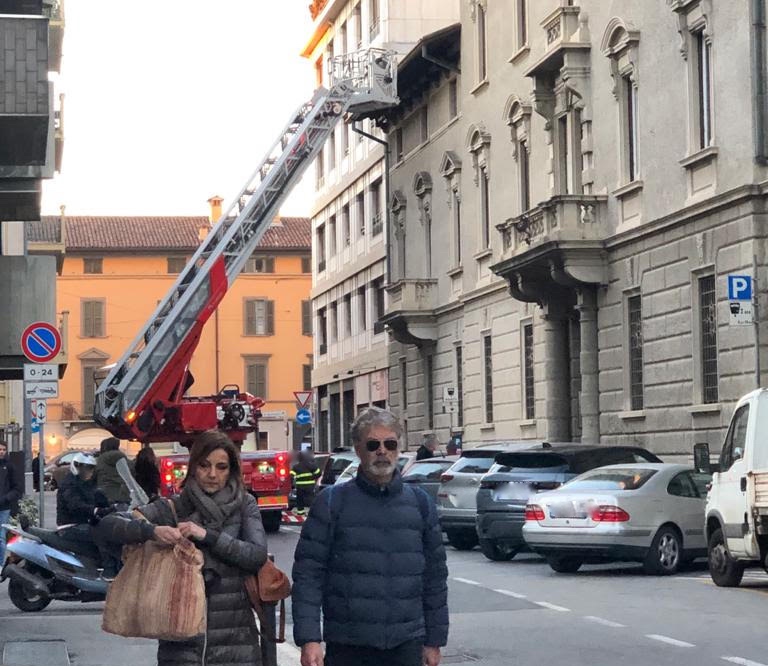Piovono tegole in strada a causa del forte vento. Danneggiata un’auto in via Scotti