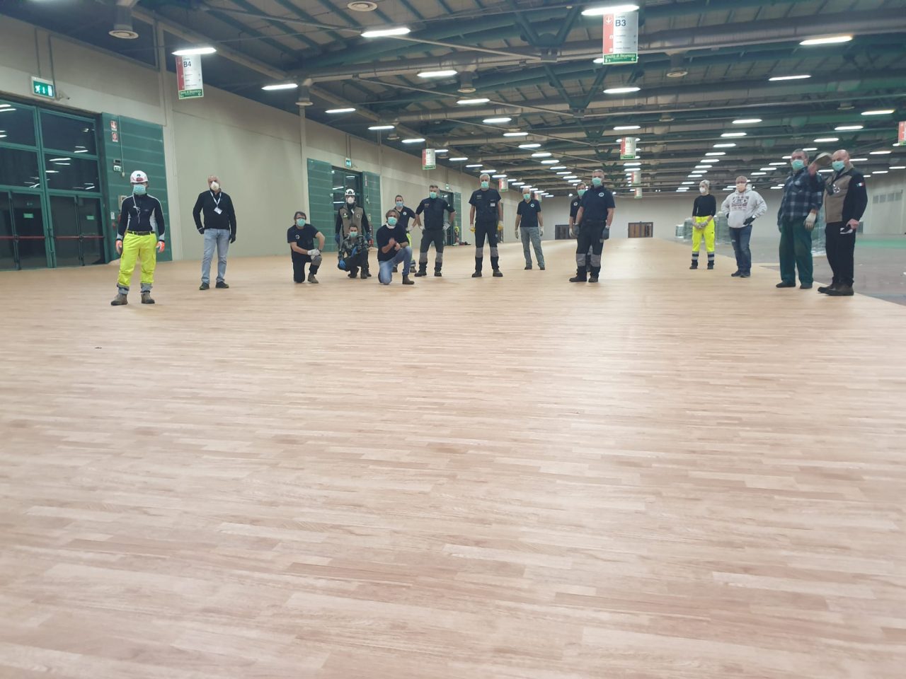 Ospedale da campo degli Alpini in Fiera, mercoledì sarà pronto. Intanto il pavimento c’è