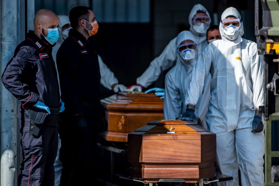 Quelli che usano la tragedia di Bergamo per diffondere bufale no vax sul Coronavirus