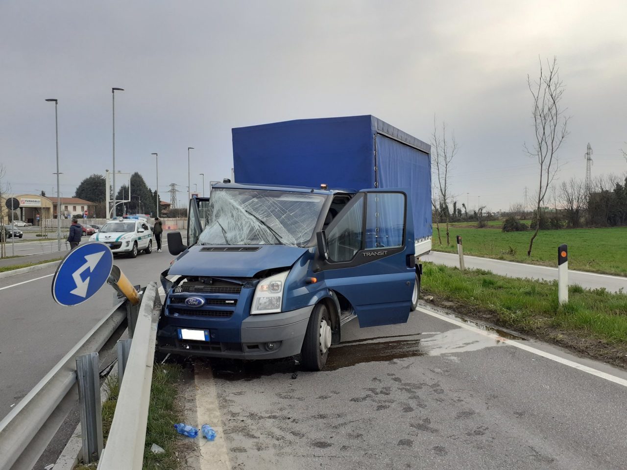 Si distrae per la coda fuori dal supermercato e distrugge il furgone