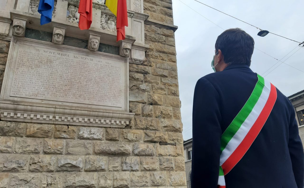 Bandiere a lutto e un minuto di silenzio in Bergamasca per le vittime del Coronavirus