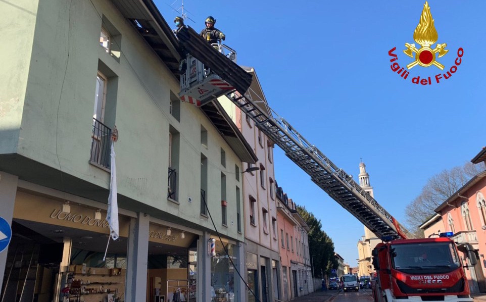 Foto e video dell’esplosione in una casa in centro a Seriate. Una vittima e due feriti