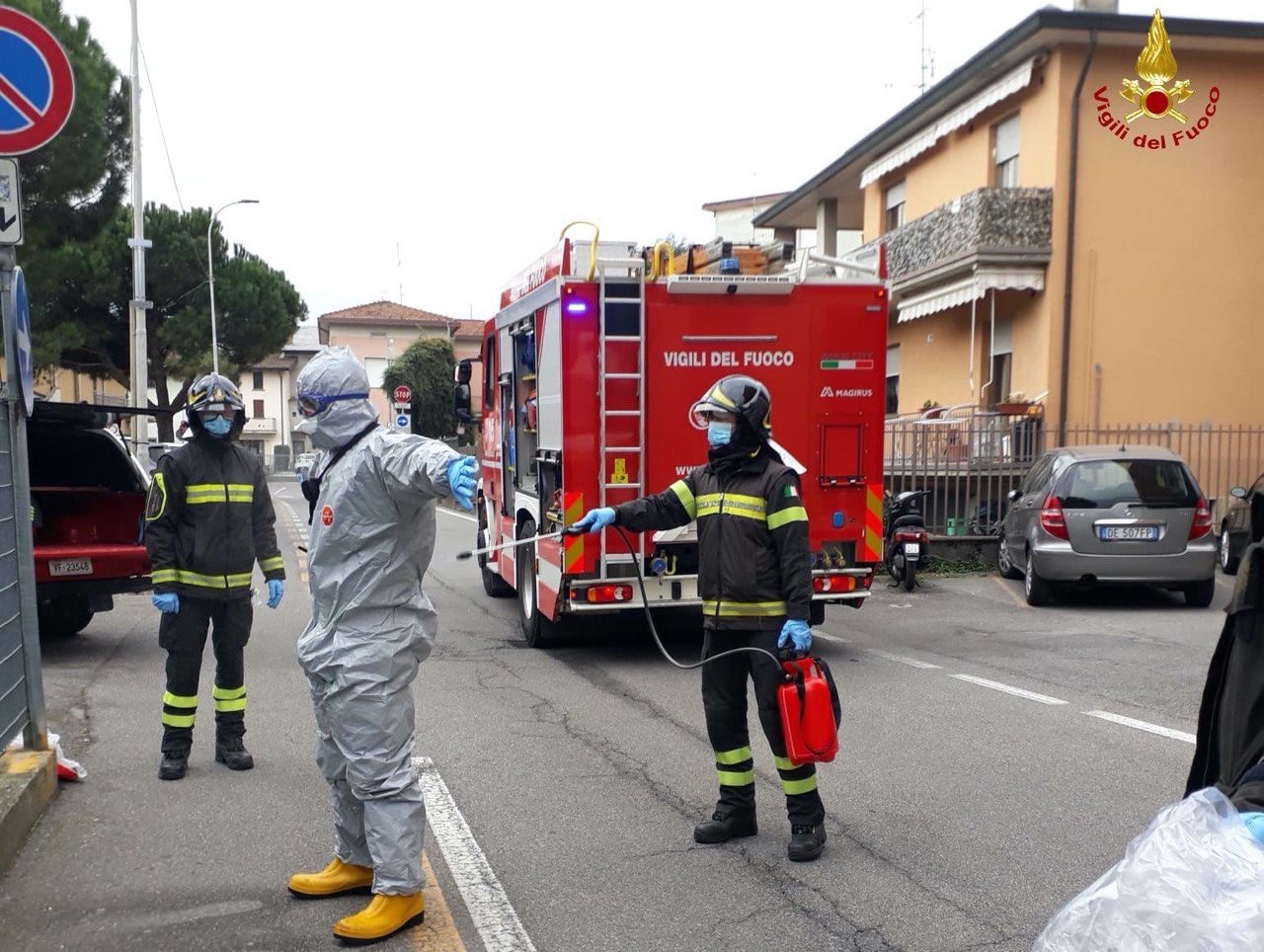 Anziana sola e con sintomi da Covid cade in casa. Soccorsa dai Vigili del Fuoco