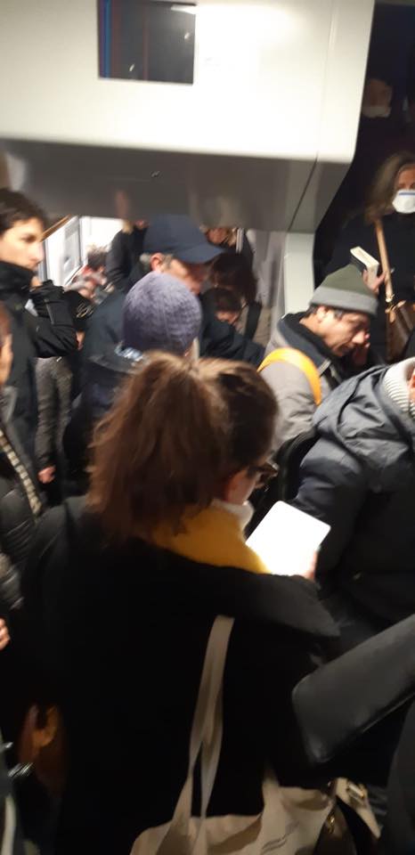 Si deve stare tutti a un metro di distanza, ma su Trenord si viaggia ammassati come sardine
