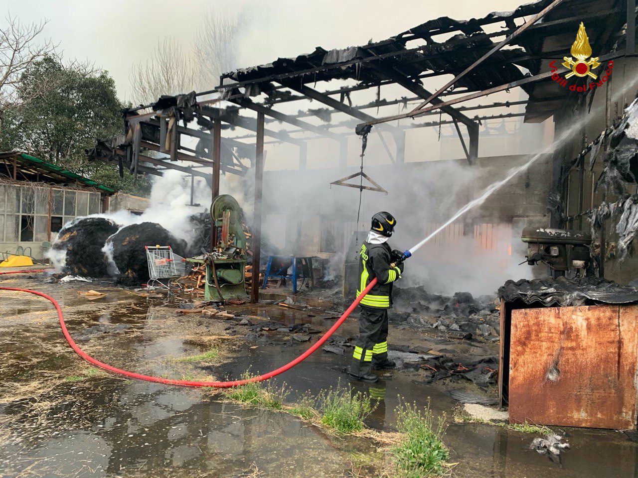 In fiamme un magazzino a Suisio, fortunatamente non ci sono feriti