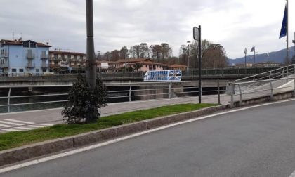 Tagliato nella notte lo striscione che univa bergamaschi e bresciani sul ponte di Sarnico