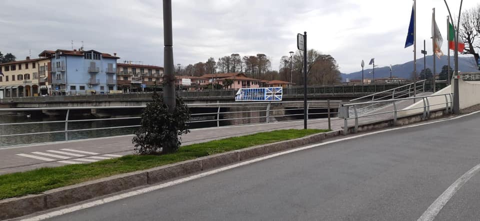 Sarnico, nessun atto vandalico sullo striscione che “unisce” Brescia e Bergamo