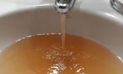 Acqua color ruggine dai rubinetti: «Come facciamo a lavarci le mani?»