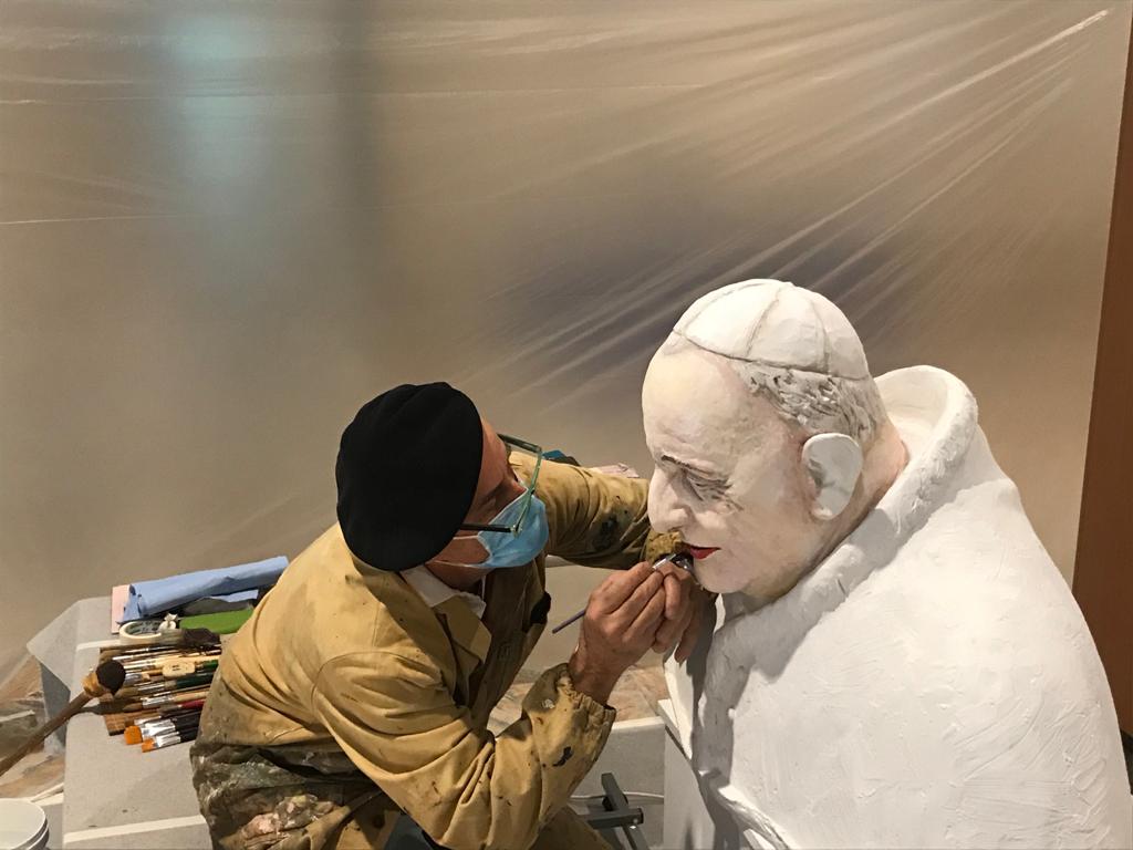 Il busto ritrovato e ridipinto di Papa Giovanni, che veglierà sull’ospedale alla Fiera