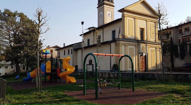 A Barzana don Fabrizio dà la Benedizione dalla strada. E la gente prega dalla finestra